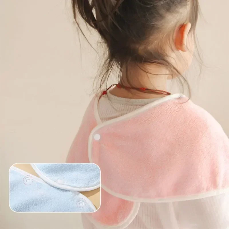 Babero impermeable bebé con tiernos y coloridos dibujos de animales - imagen 2