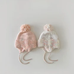 Gorro de bebé con pompón, orejeras y tejido antiviento