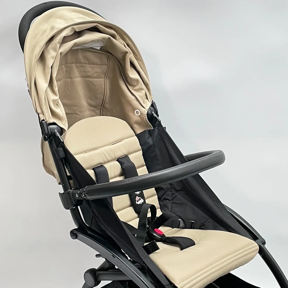 Una silla de coche, diseñada específicamente para bebés y niños pequeños. Parece ser un asiento orientado hacia atrás, que es la posición más segura para los niños pequeños según muchas pautas de seguridad.