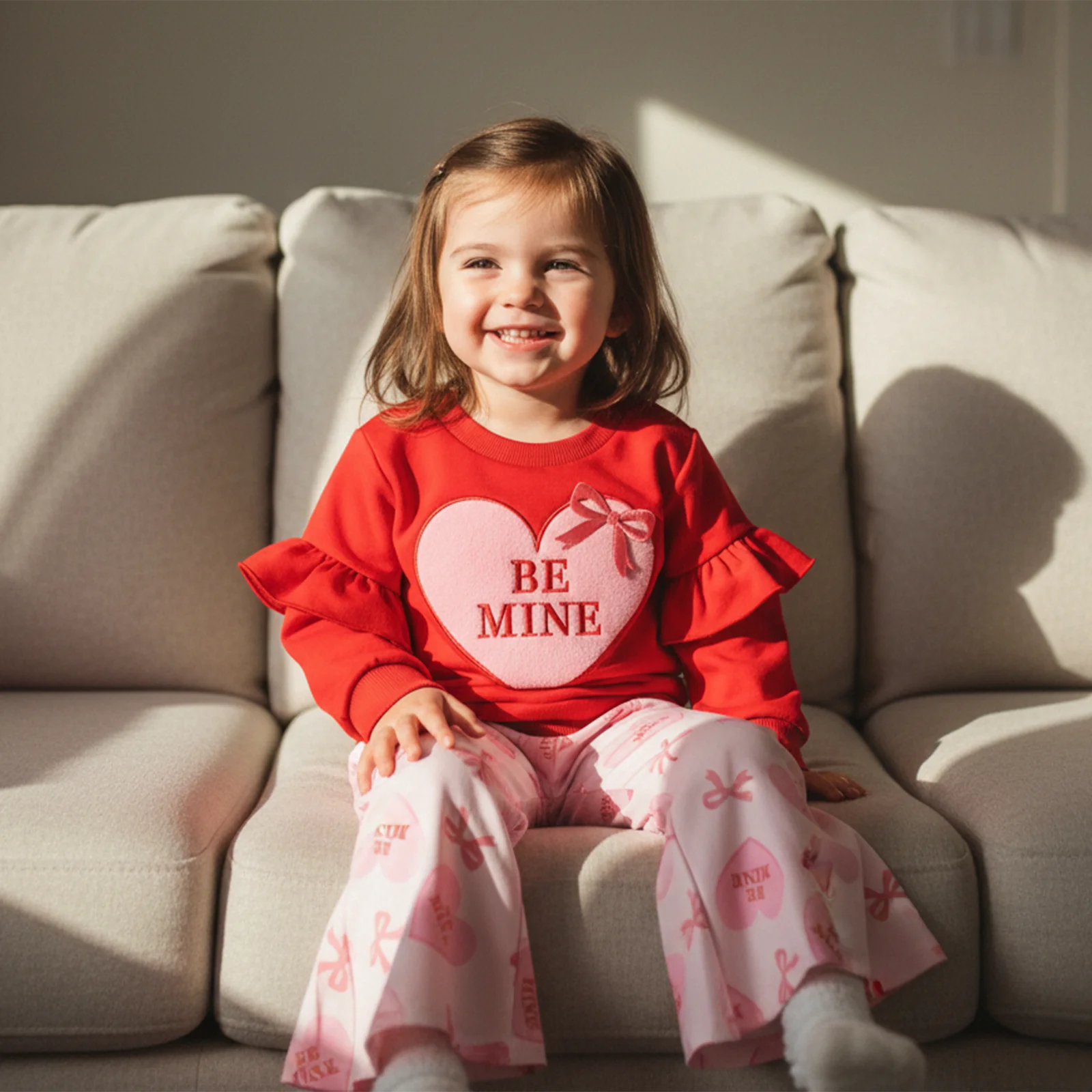 Conjunto San Valentín niña con corazón bordado, manga larga y pantalón - imagen 3