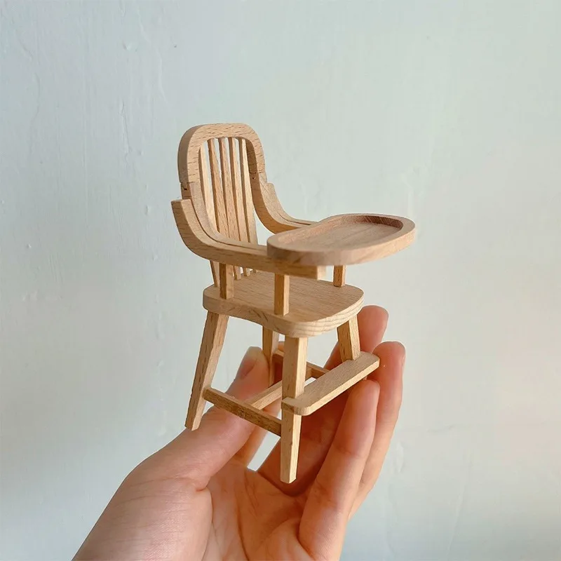 Silla alta de madera en miniatura para bebé, modelo realista, muebles para casa de muñecas con veta de madera marrón claro y acento blanco, escala 1/12