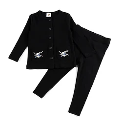 Conjunto bebé top y pantalón negro con apertura frontal bordado floral