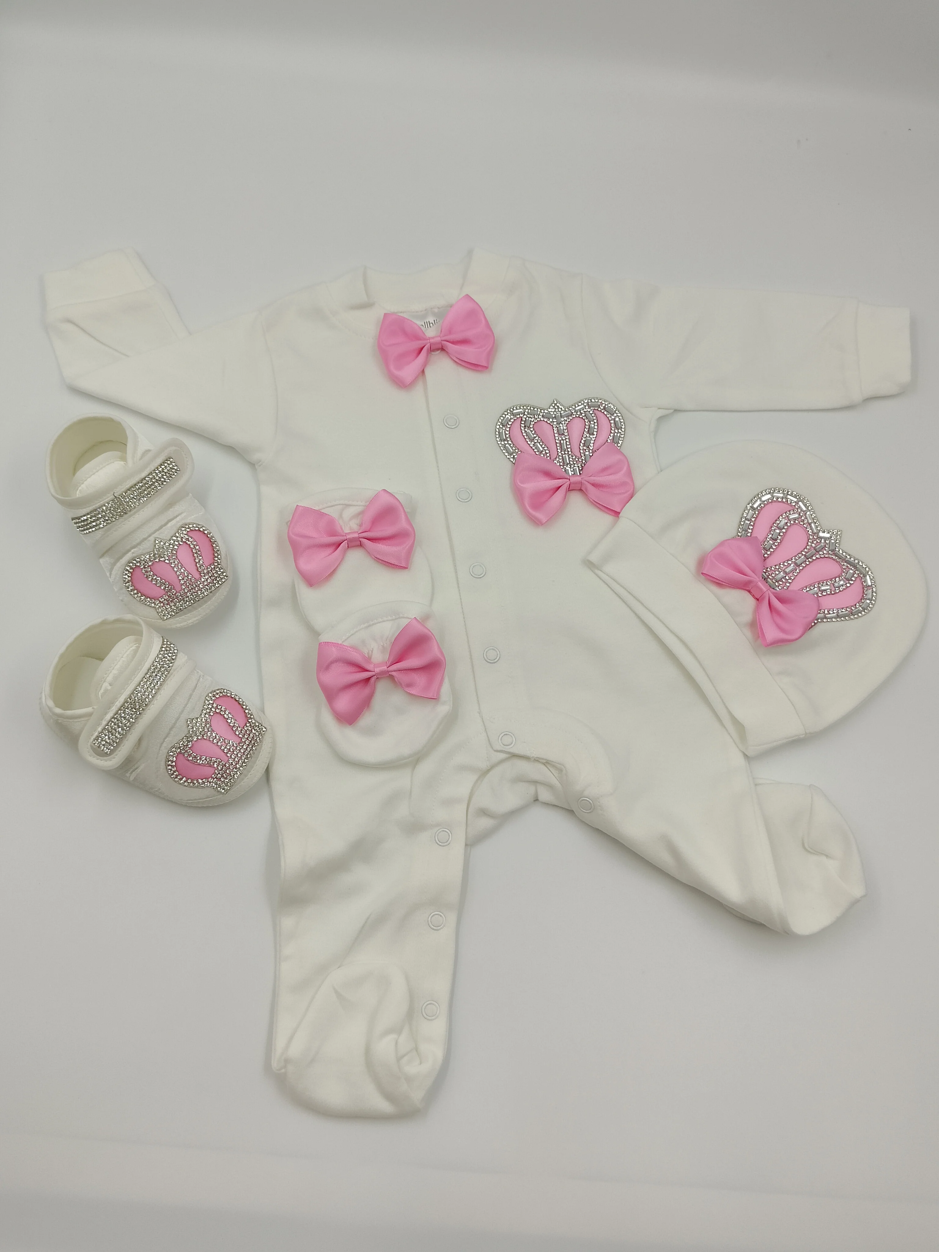 Dollbling Pink & Silver Crown Juego de 4 piezas para niñas de 0 a 3 meses: mameluco, sombrero, guantes, zapatos, detalles de lazo, nombre personalizable - imagen 3