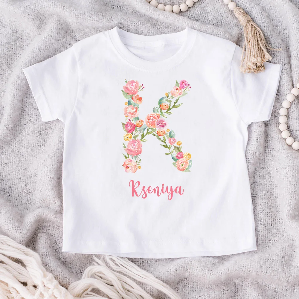 Camiseta personalizada para niño con estampado de flores y letras