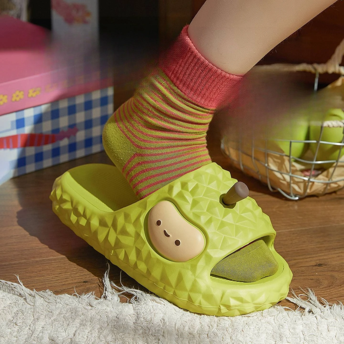 Sandalias infantiles de casa con suela gruesa y motivos frutales - imagen 3