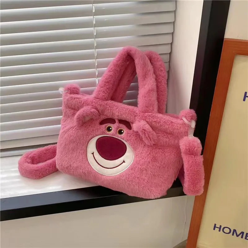 Un bolso rosa con una cara se encuentra en un alféizar de la ventana
