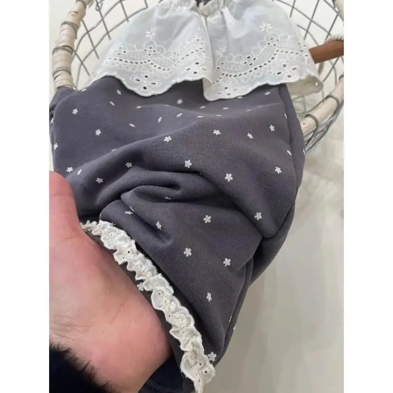 Chándal con encaje para niña – Estampado flores y estrellas - imagen 5
