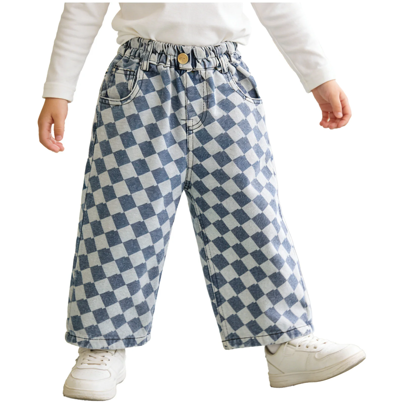 Niña usando los pantalones en parque