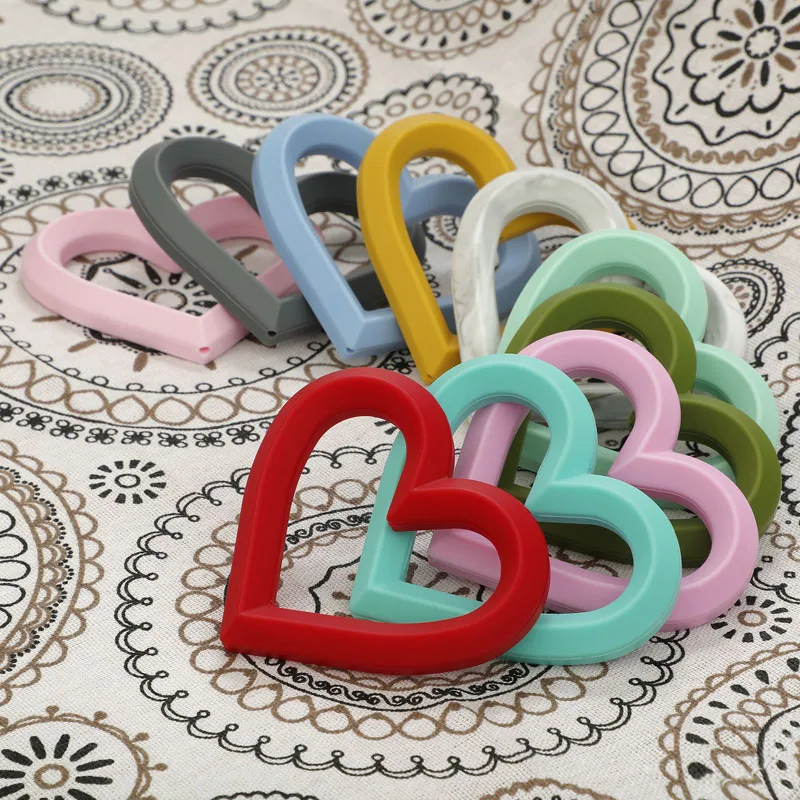 Un grupo de cortadores de galletas en forma de corazón en varios colores