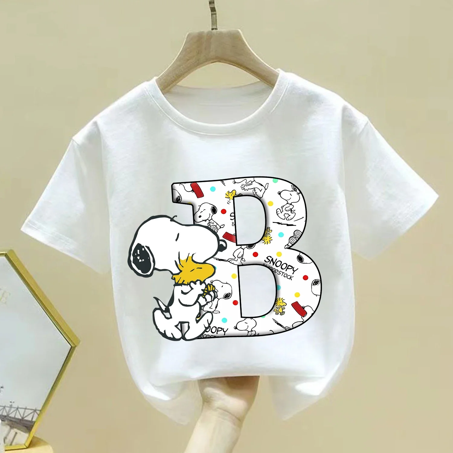 Camiseta con letras de Snoopy A-Z para niños, ropa de Anime de dibujos animados bonitos, ropa de cuello redondo a la moda, camiseta blanca de manga corta para niños, camiseta de verano - imagen 3