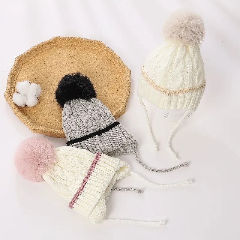 Gorro de punto bebé con pompón y orejeras – Térmico de invierno - imagen 2