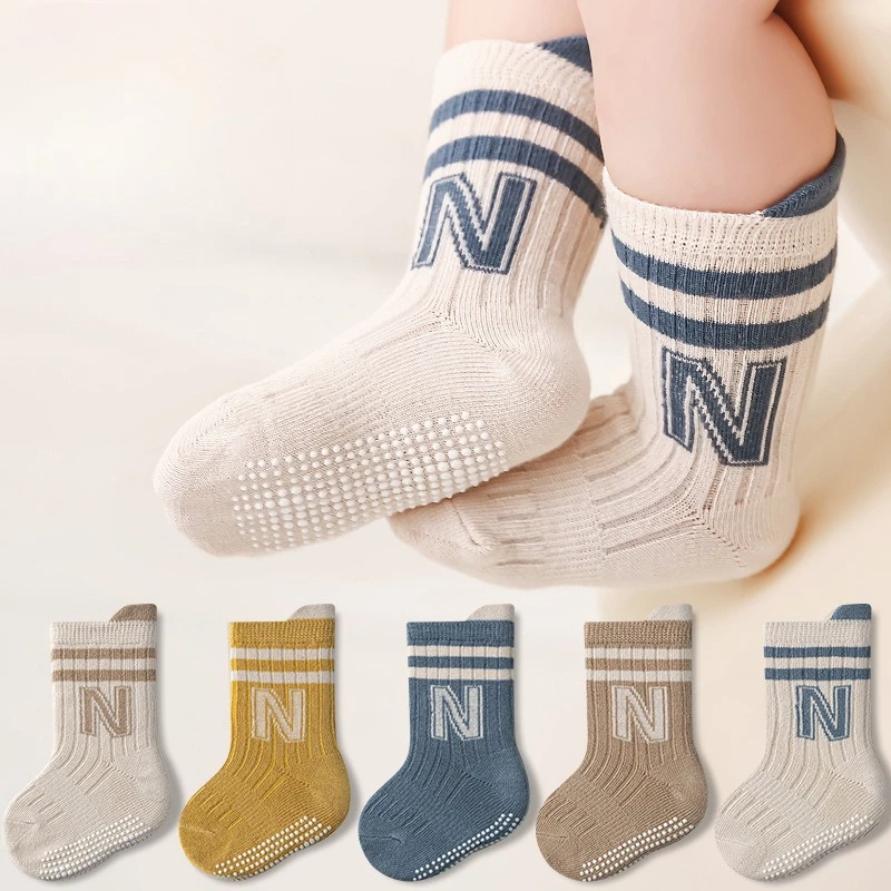Calcetines de algodón con estampado de letras para bebé, calcetines suaves de tubo medio para recién nacido, calcetines deportivos antideslizantes a rayas de Color sólido para niños y niñas