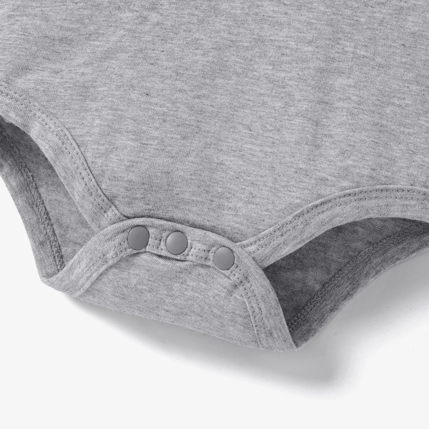 Una camisa gris con botones en el costado