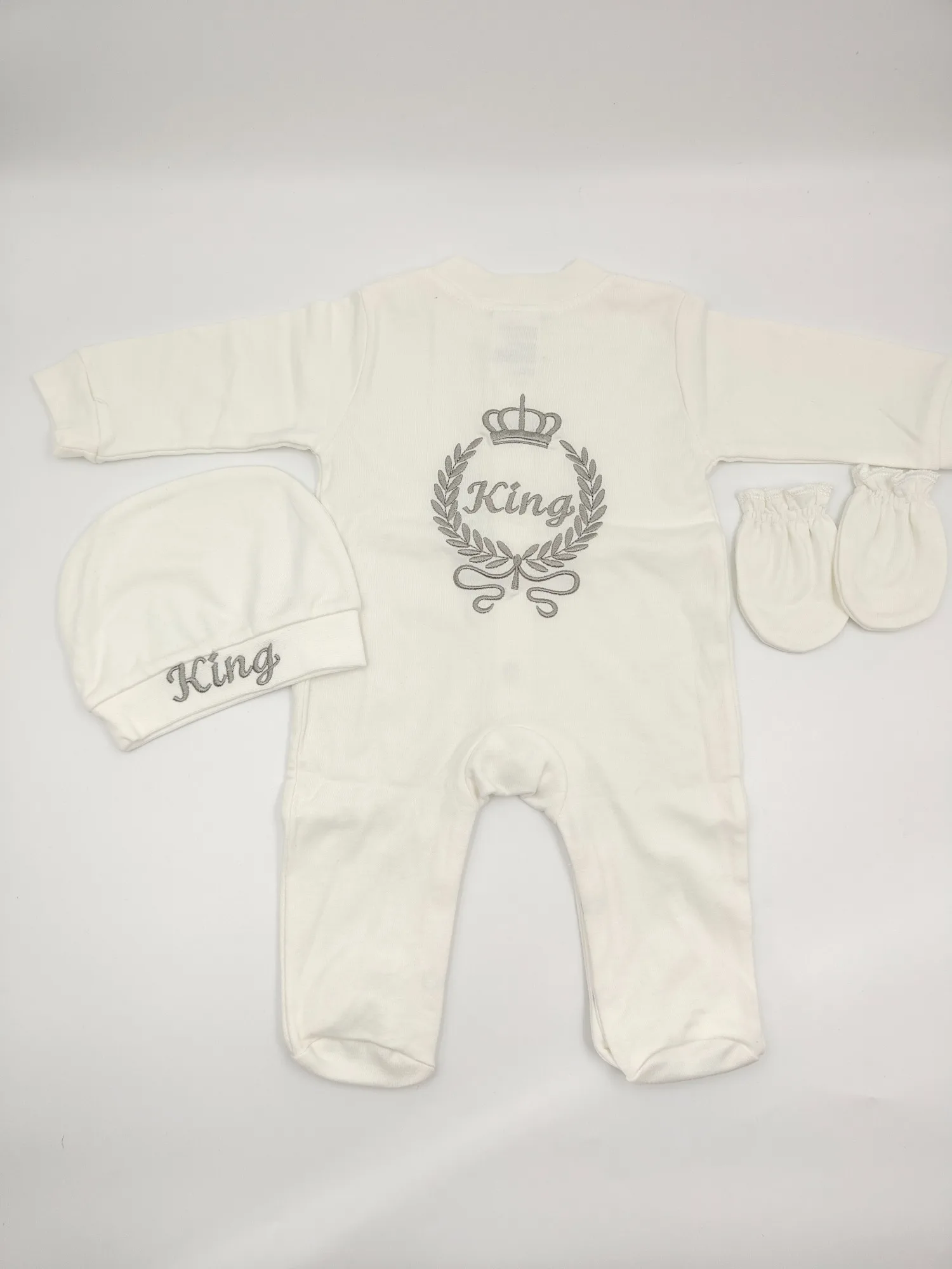 Set de regalo para recién nacido, mono color crema con bordado de corona y rey para la cerimonia de nombre - imagen 4