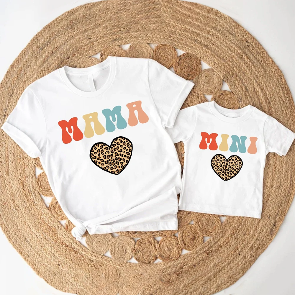 Camiseta a juego con estampado de corazón de leopardo para madre e hija, camiseta de manga corta para madre e hija, top de moda para niña
