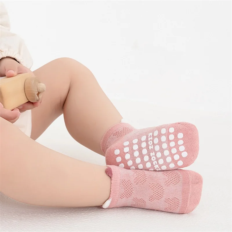 Calcetines antideslizantes de malla fina suaves para bebés y niños - imagen 4