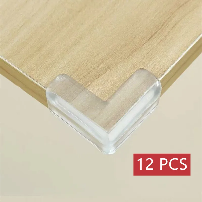 Un primer plano de un mueble con superficie de madera, probablemente una mesa o un armario. La atención se centra en la esquina donde la superficie de madera se une al borde, que está protegida por un protector de esquina de plástico transparente.