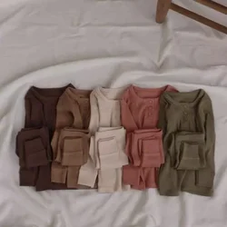 Pijama bebé punto acanalado suave con cuello de botón
