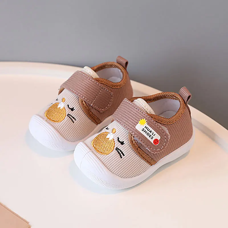 Zapatos de casa bebé con suela suave y sonido para otoño