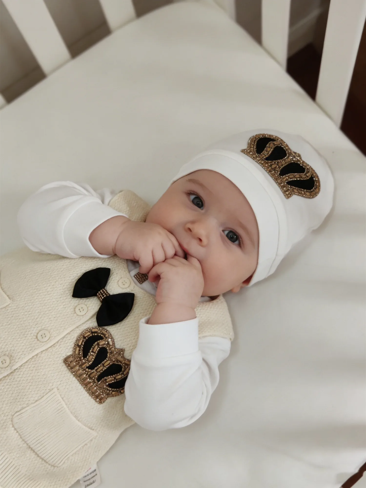 Traje de corona dorada y negra color crema para bebé, chaleco de punto, gorro de mono con corona de diamantes de imitación y pajarita, formal para bautismo, baby shower - imagen 2