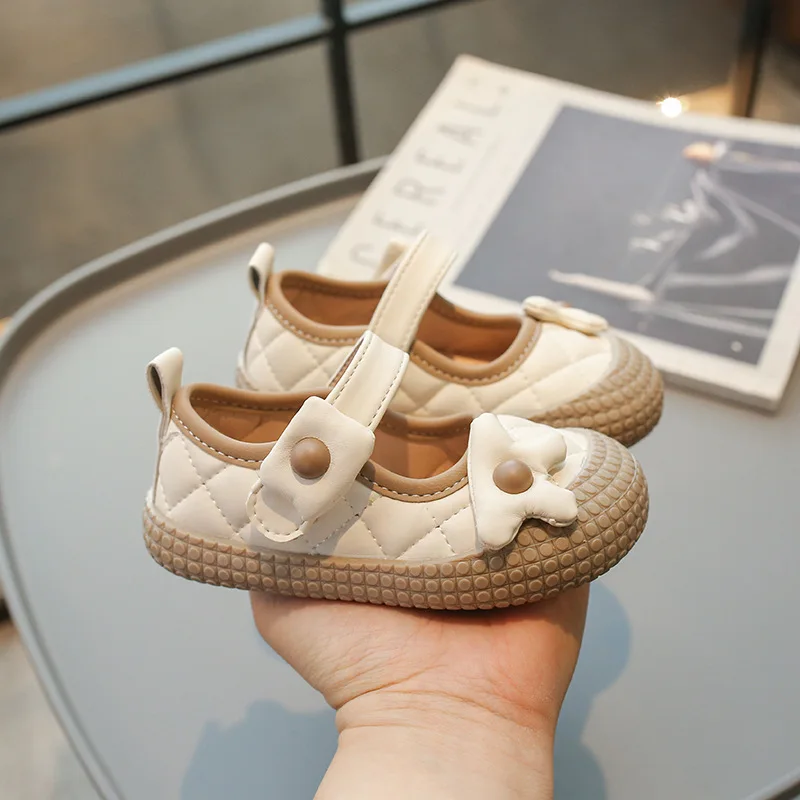 Sandalias de verano para niñas, sandalias de princesa con punta cerrada, zapatos de playa con suela suave y pajarita, zapatos planos informales bordados para niños, color Beige - imagen 4