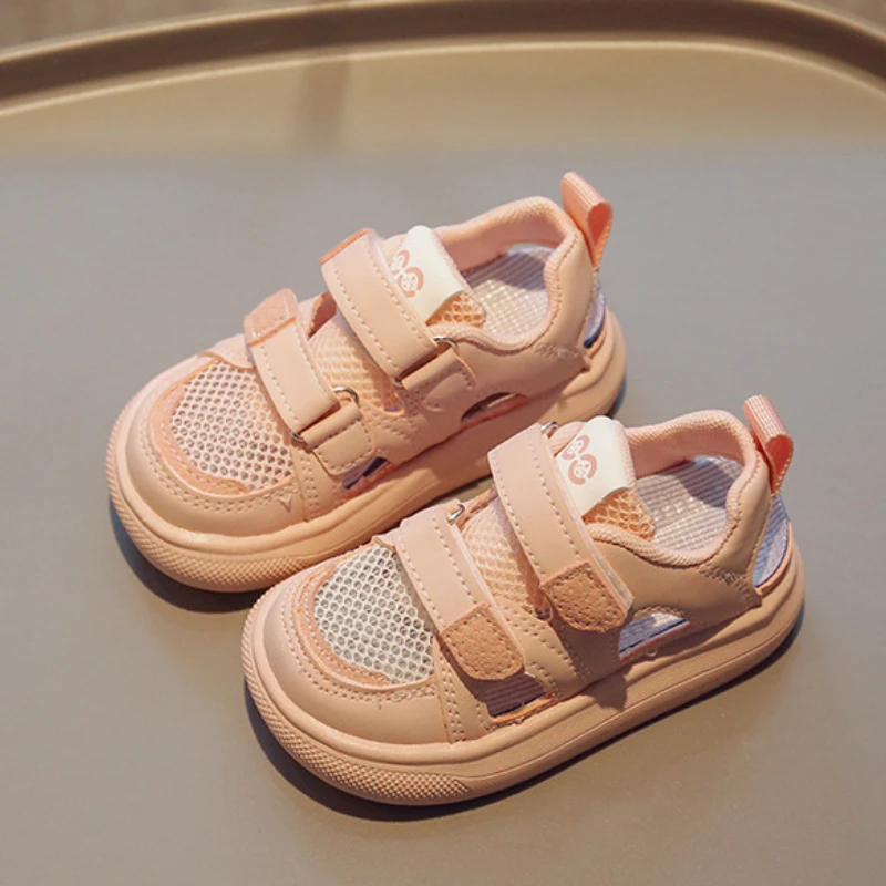 Moda versátil niños medio bolso sandalia 2025 nuevo zapato de hombre suela blanda antideslizante zapato deportivo para niña zapato de tablero hueco de malla antideslizante