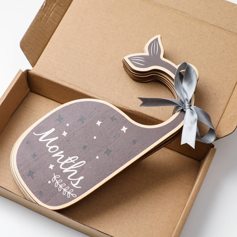 Un letrero de madera con un diseño de estrella y la palabra meses escritas en él