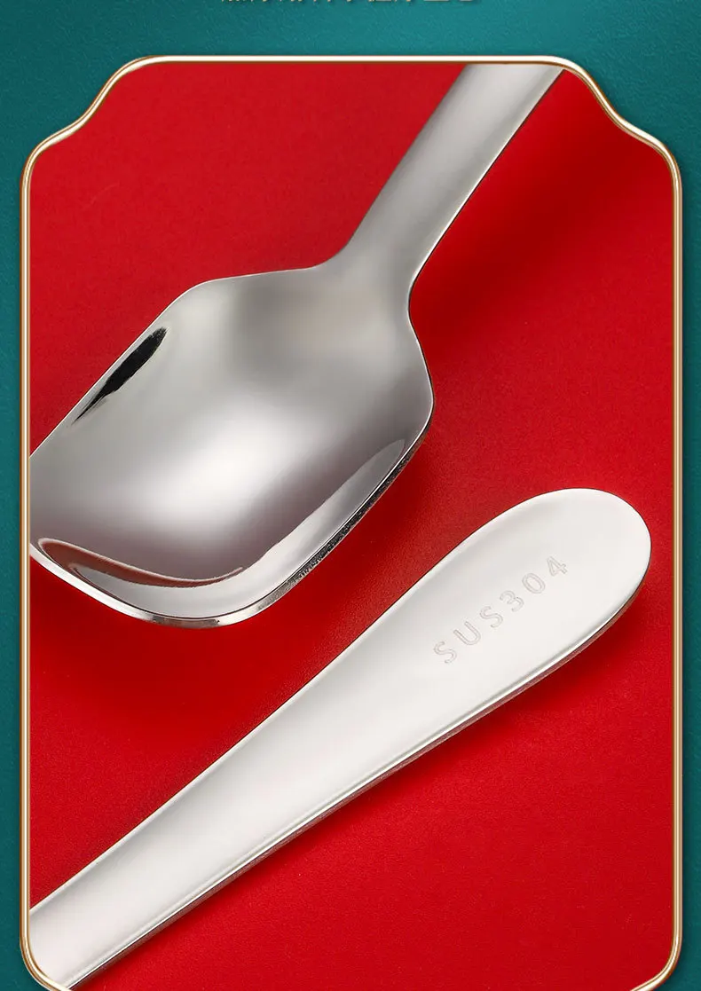 Una cuchara y un cuchillo colocados sobre una superficie roja. La cuchara parece ser una cuchara de metal estándar con un recipiente redondo y un mango largo. El cuchillo tiene un diseño sencillo con una hoja recta y un mango que parece estar hecho del mismo material que la hoja.