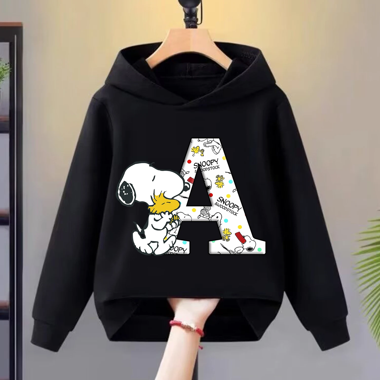 Sudadera con capucha gruesa de Snoopy para niños, ropa de dibujos animados con letras de A-Z, ropa con capucha negra para niños y niñas, sudadera de Anime Kawaii, regalo para niños - imagen 2