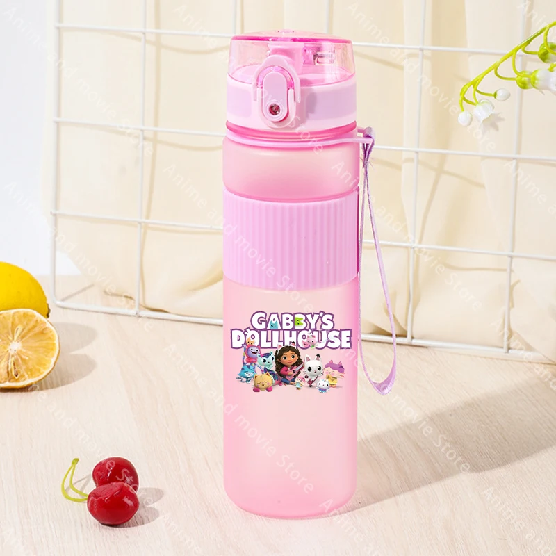 Casa de muñecas Gabby de 550ML, botella de agua deportiva para niñas, vasos de plástico reutilizables portátiles, taza de agua para viajes al aire libre, regalos de cumpleaños de moda - imagen 4