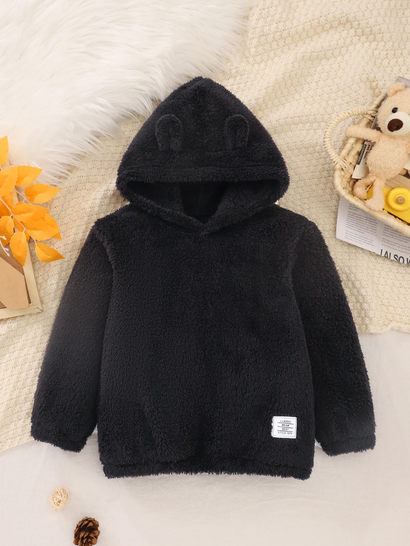 Sudadera negra de felpa con capucha y orejas de oso para niño