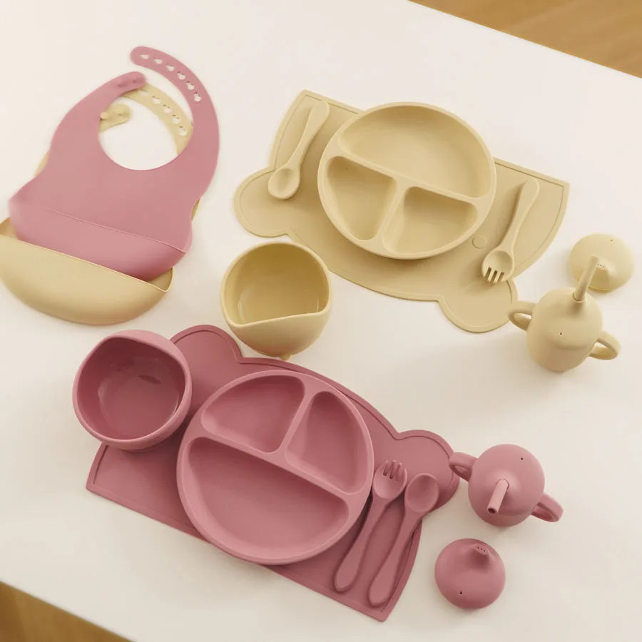 Juego de vajilla de silicona para bebé, cuchara portátil, tenedor, taza para sorber con tapas, mantel antideslizante, platos de succión, cuenco, babero ajustable, 7 Uds. - imagen 4