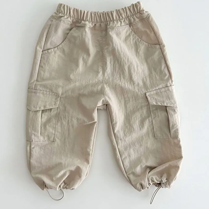Un par de pantalones cortos de carga con un bolsillo con cremallera