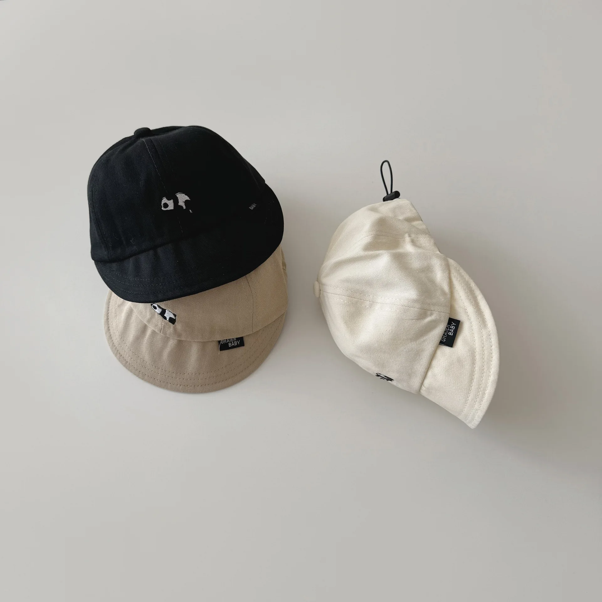 Dos sombreros uno negro y otro blanco, sentado en una mesa