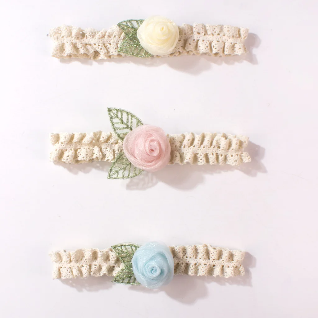 Diadema de encaje con rosa y flores en relieve para bebé