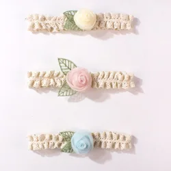 Diadema de encaje con rosa y flores en relieve para bebé