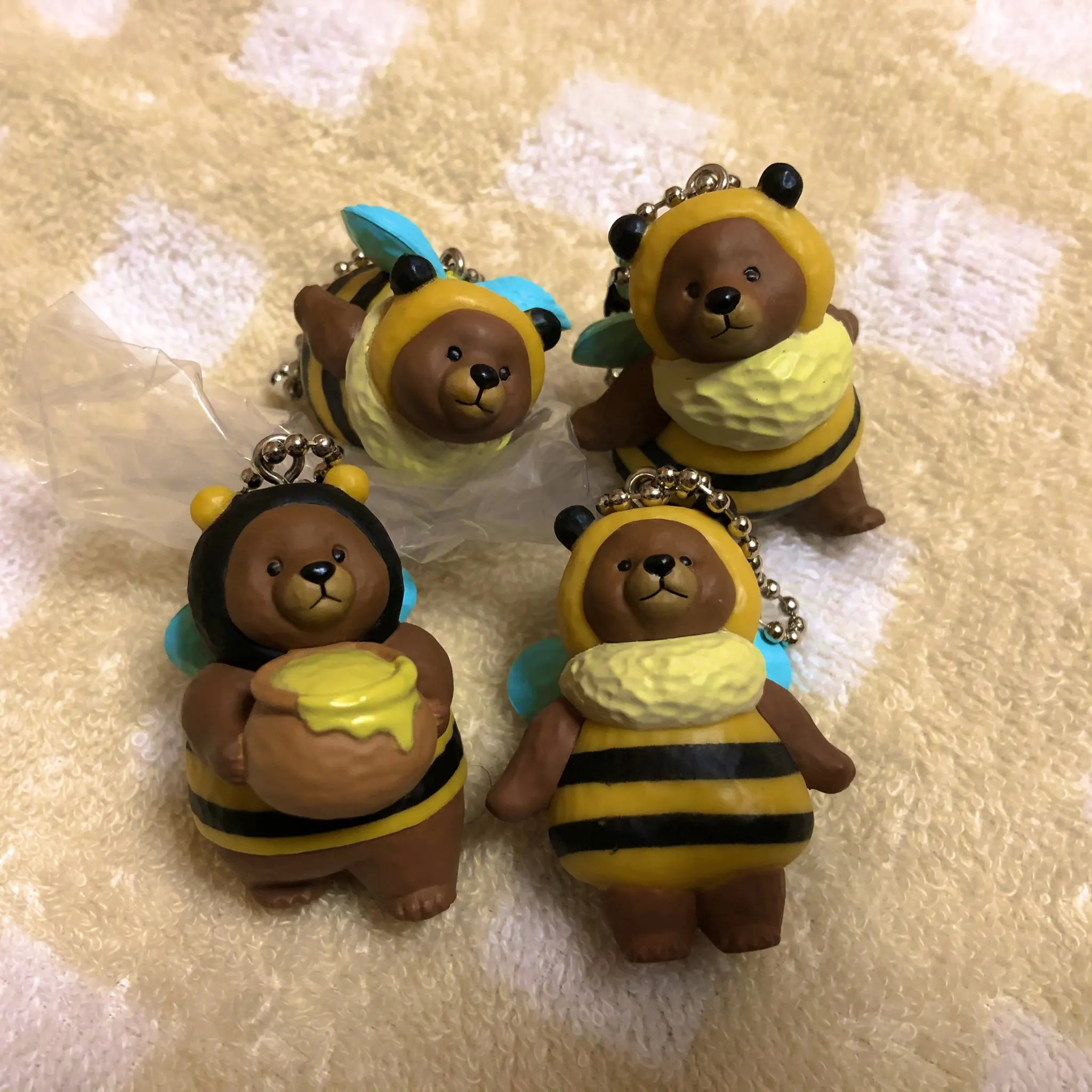 Juguetes Cápsula de cabina de juguete, oso de abeja tallado en madera, oso kawaii súper lindo, vestido como figuras de cadena de bolas de abeja - imagen 5