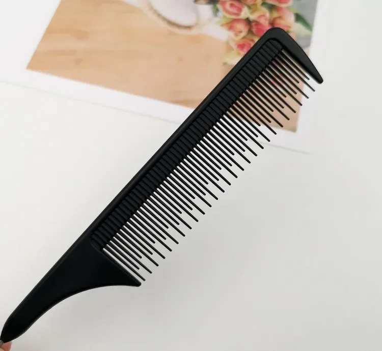 Peine negro en uso para corte de cabello infantil