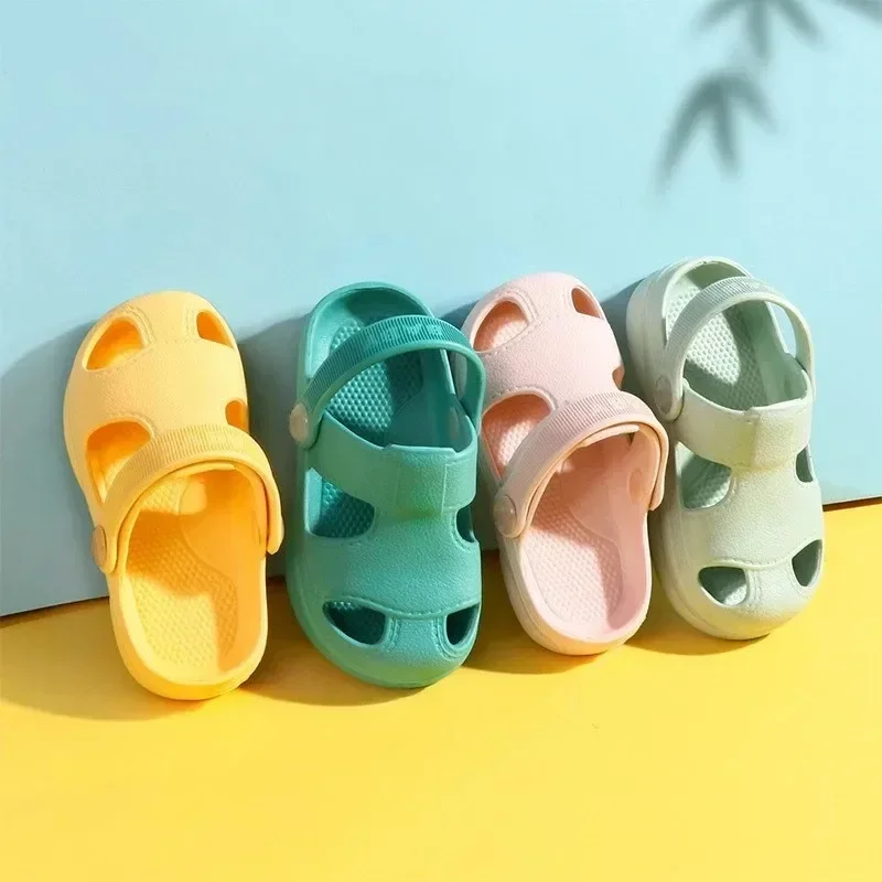 Nuevos zapatos con agujeros de verano para niños, bonitas sandalias de playa antideslizantes para niños y niñas, zapatillas para niños de 1 a 6 años