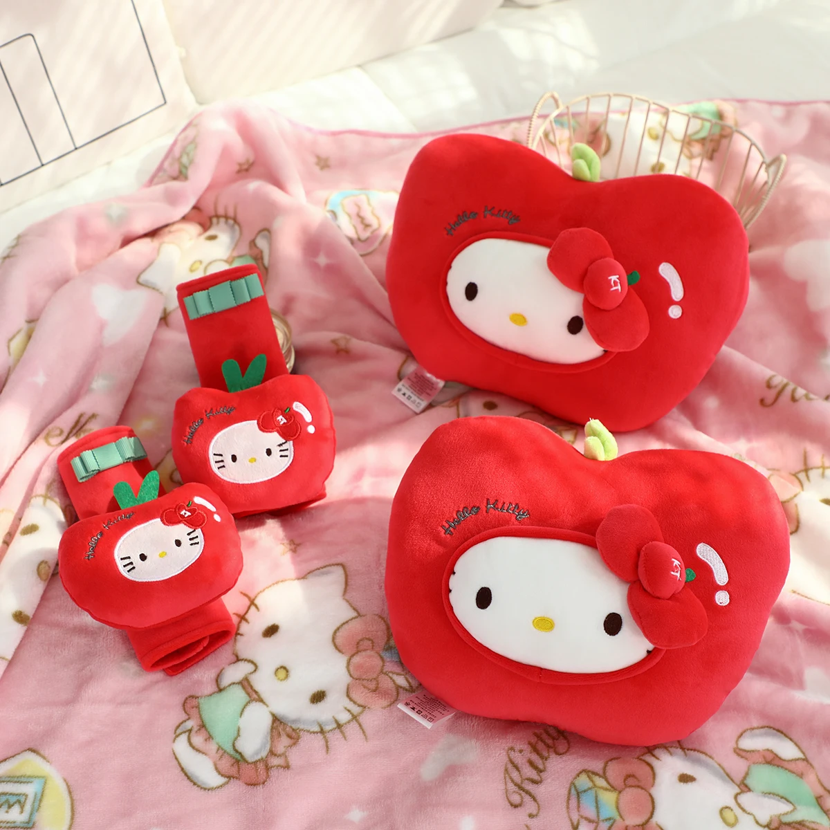 Peluche Hello Kitty forma de manzana – Cojín suave de abrazo - imagen 4