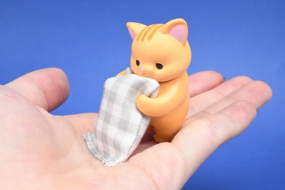 Juguetes de cápsula dorada kawaii, mi gato tenía un sueño aterrador, gato calico, tabby, hachi, pelo corto, gatito, escondido detrás de la almohada, figuras de mascotas - imagen 4