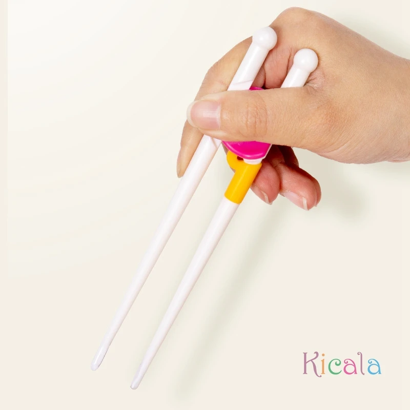 Tablero de equilibrio con piezas de madera coloridas