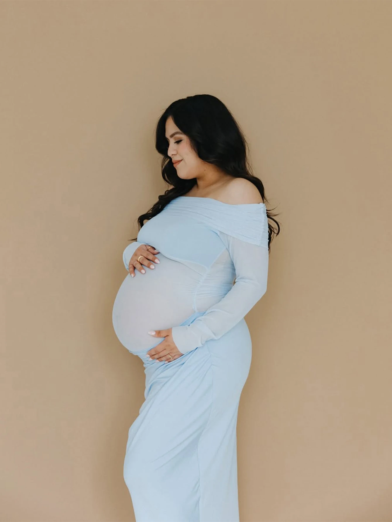 Vestido de maternidad con diseño de malla y hombros descubiertos en color azul claro