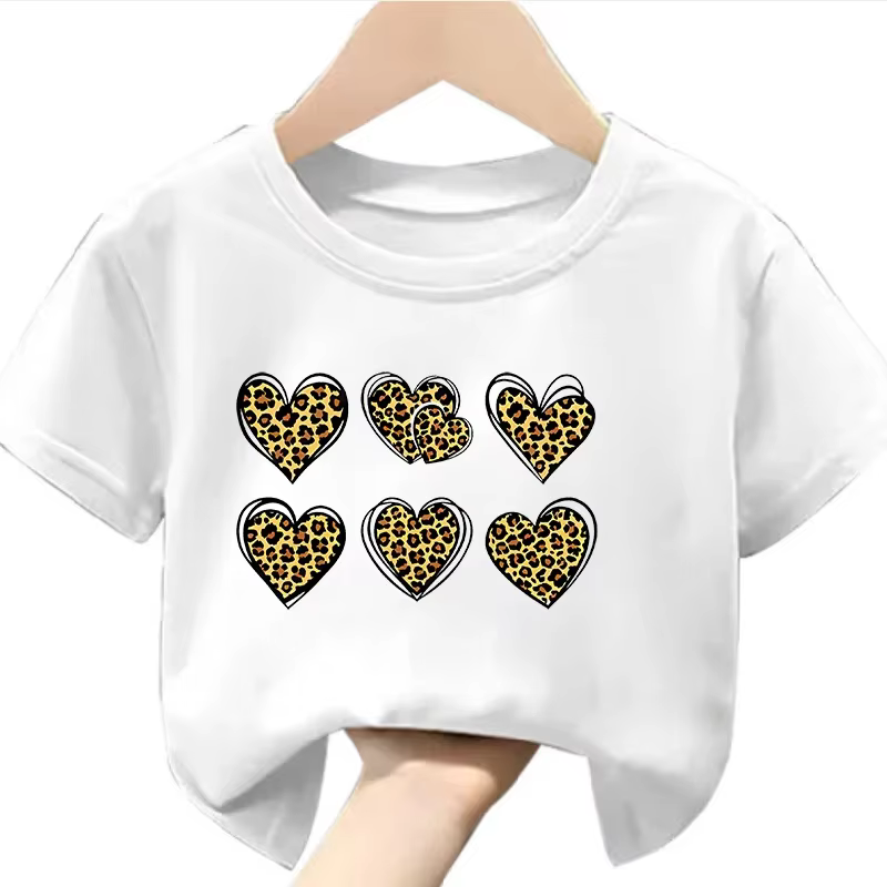 Camiseta infantil manga corta con corazones y estampado leopardo - imagen 3