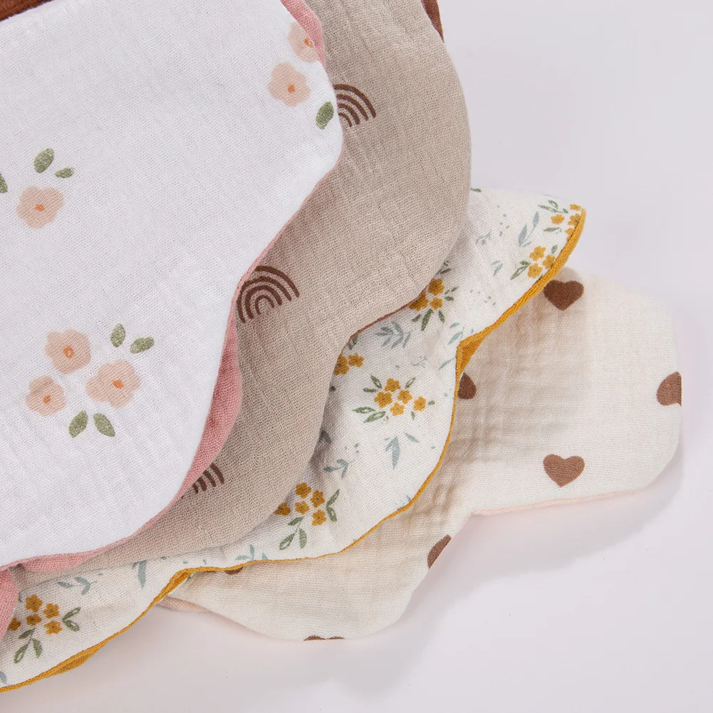 2 unids/set de Baberos y Cable de muselina de algodón para bebé, diademas con lazos grandes elásticos suaves y sólidos, estampado de flores, corazón, toalla para Saliva, tocados - imagen 4