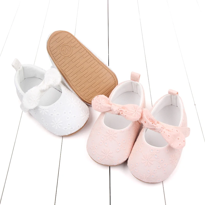 Mocasines blancos para bebé con aplicación floral de encaje