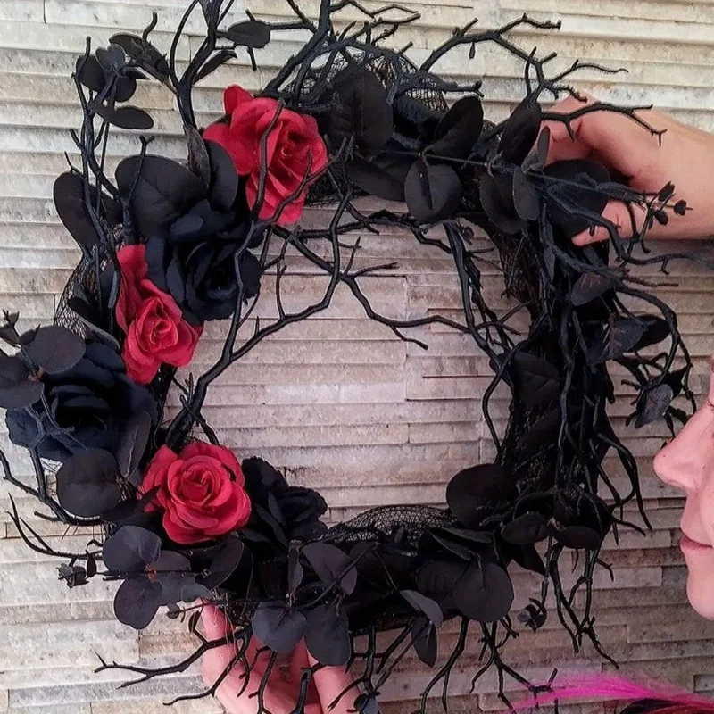 Couronne de porte d'halloween 15.7 pouces, feuilles d'eucalyptus, Rose rouge, noire, joyeux Halloween, couronne artificielle, décoration gothique pour la maison - imagen 3
