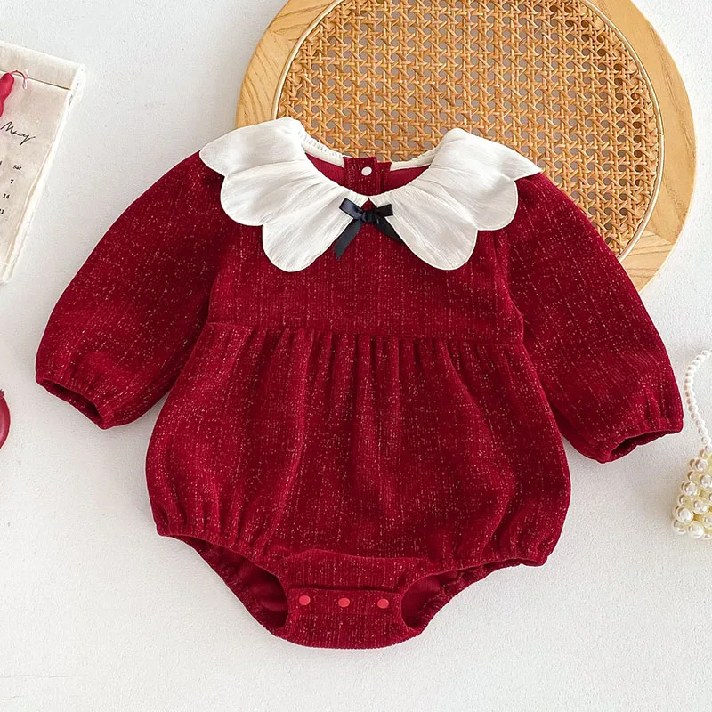 Mono de bebé rojo con cuello Peter Pan para niña pequeña