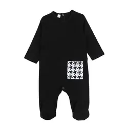 Pijama entero negro con peto y bolsillo para bebé