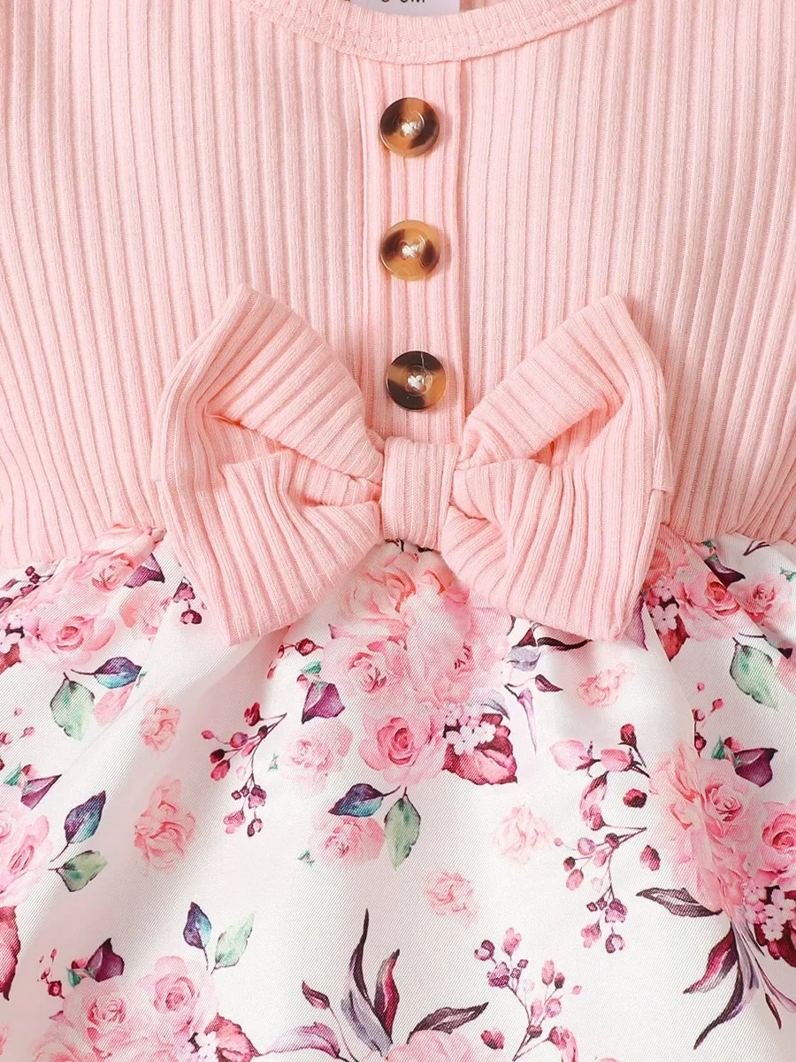 Un vestido rosa con un arco en el frente